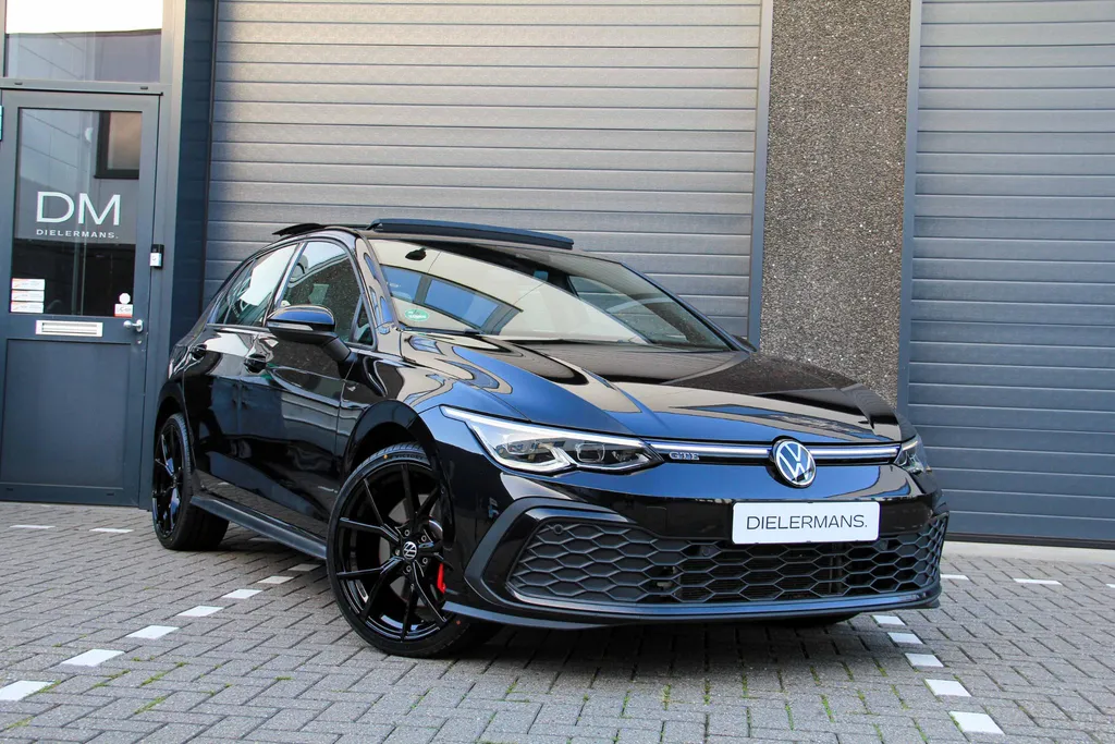 Volkswagen Golf 1.4 eHybrid GTE | Pano | IQ | 19" Estoril | Black on Black | Elektrische trekhaak | Vol in de opties | BTW!