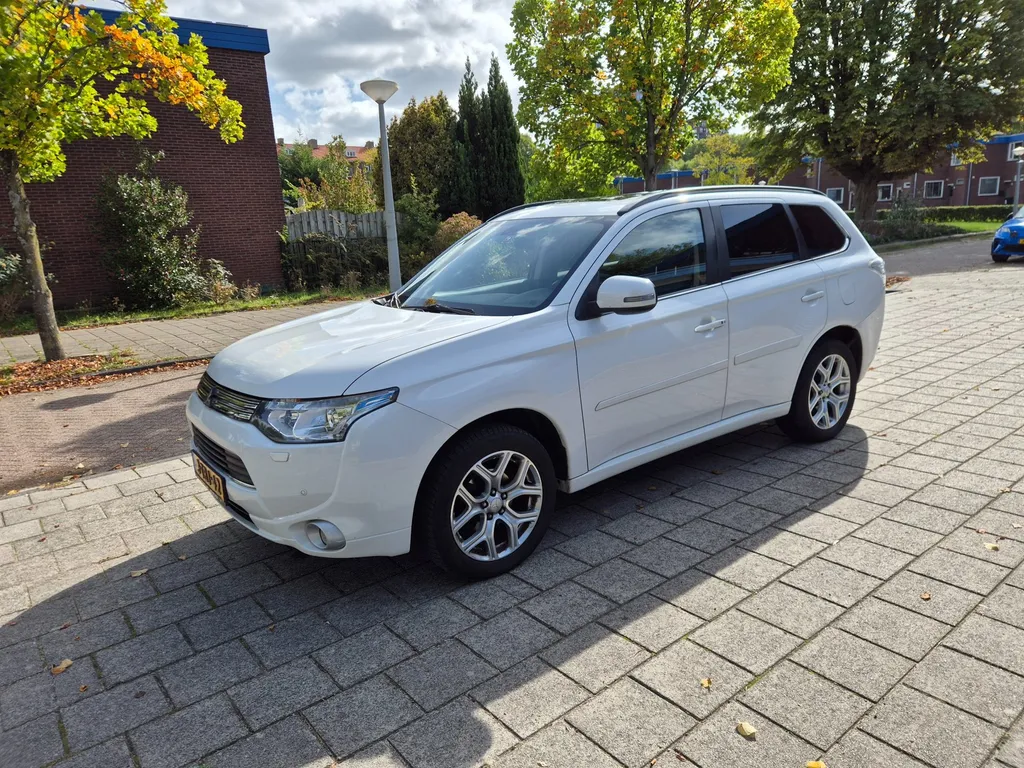 Mitsubishi Outlander 2.0 PHEV Instyle White Metallic Leder Panorama