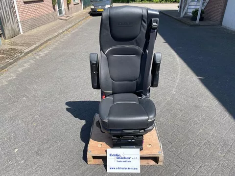 DAF 2296487 BESTUURDERSSTOEL MET DAF-LOGO