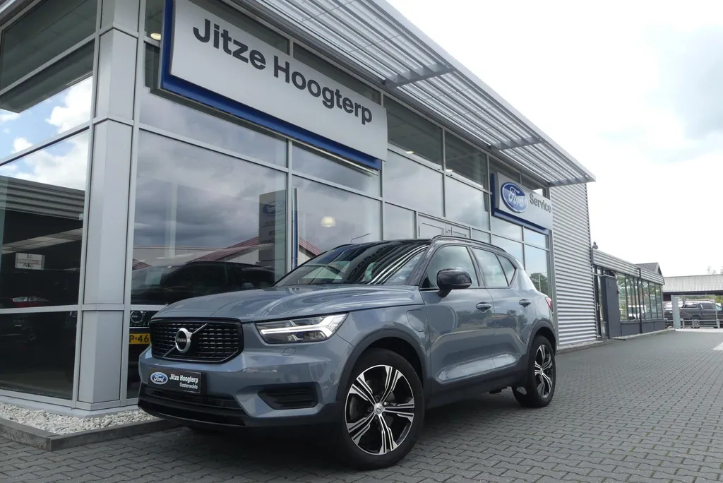 Volvo XC40 1.5 T4 Recharge R-Design ELEKT. TREKHAAK, STOELVERWARMING, LEER/ALCANTARA, ADAPT. CRUISE, CLIMA, NAVI, CAMERA, PDC V&amp;A, APPLE CARPLAY/ANDROID AUTO, KEYLESS, HARMAN/KARDON, ELEKT. ACHTERKLEP, 131.273KM