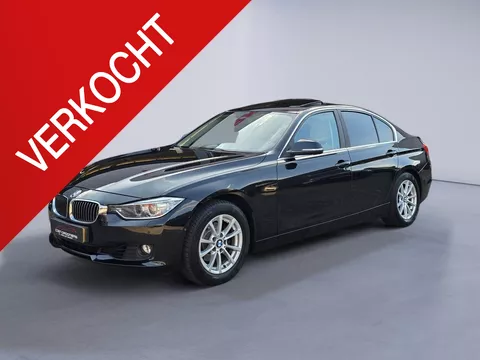 BMW 3-serie 320i High Executive /Apple Carplay/Pano/HUD/Camera/Leder/Stoelverw./Parkeersens.V+A/Flippers/Sportstoelen/(MET GARANTIE*)