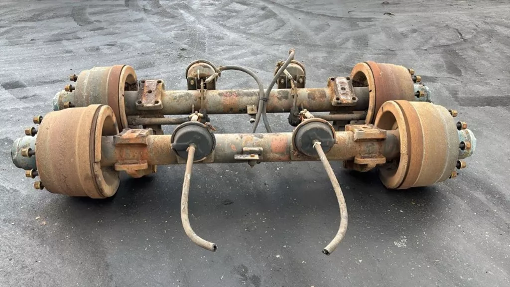 Diverse FREUHAUF TRAILER AXLE SET SINGLE TYRES 10 HOLES 22.5 INCH