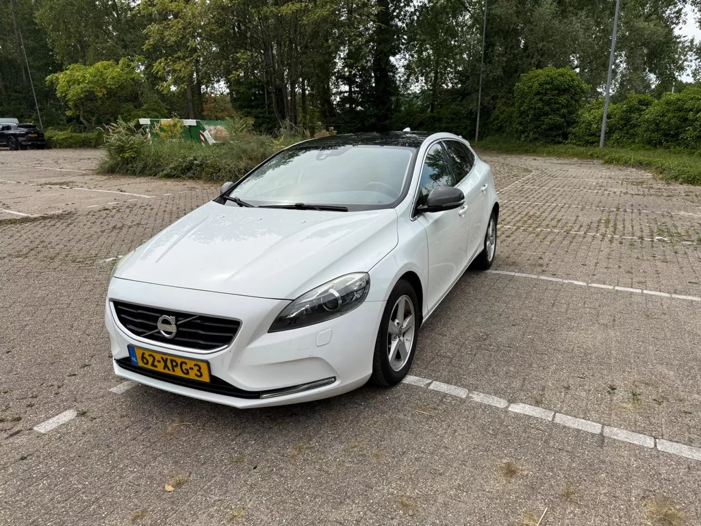 Volvo V40 1.6 D2 Momentum Panorama Cruise White Metallic