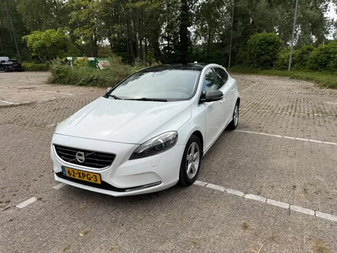 Volvo V40 1.6 D2 Momentum Panorama Cruise White Metallic