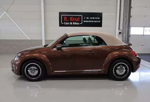 Volkswagen Beetle Cabriolet 1.2 TSI Exclusive Edition Leer Airco-ecc Camera Navigatie Bluetooth 17 inch Circle Black PDC Stoelverwarming Boekjes aanwezig Elektrische kap 70's Design