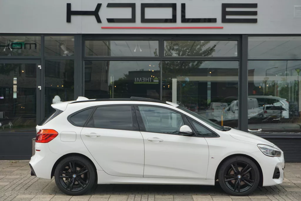 BMW 2-serie Active Tourer 220i Executive Edition | M Pakket | PANO | Trekhaak