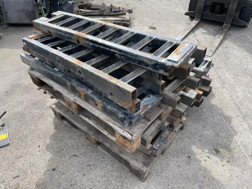 Diverse IJZEREN OPRIJPLAAT 132X30X8 CM (LXBXH) MEERDERE STUKS OP VOORRAAD