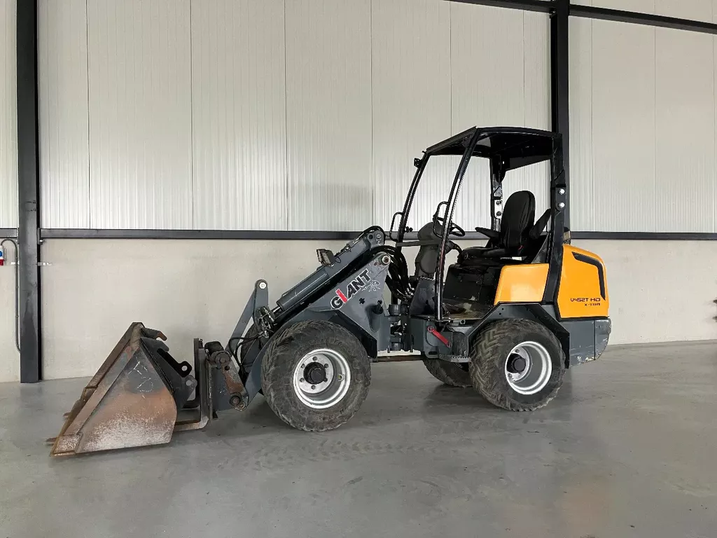 Giant V452T X-TRA HD minishovel/shovel