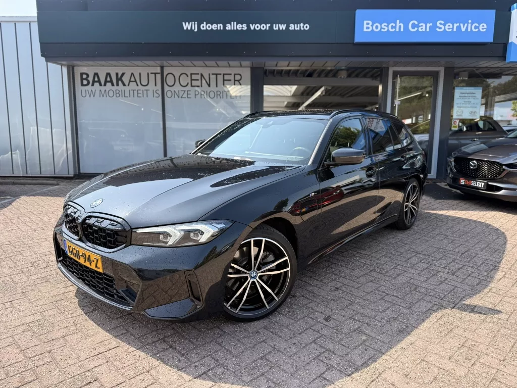 BMW 3 Serie Touring 320e | Panoramadak | Trekhaak | 19&quot; | Leer