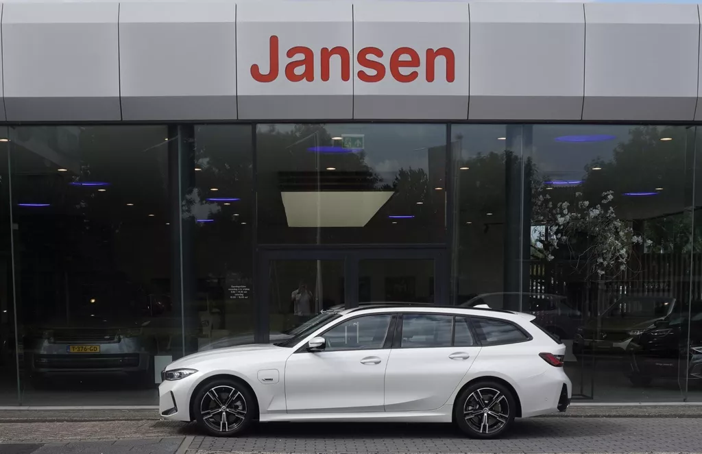 BMW 3-serie Touring 330e | M Sportpakket | Carplay | Head-up | Navi | Camera | 18&quot; M