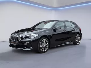 BMW 1-serie 120i M Sport /Apple Carplay/Stuur-Stoelverw./Camera/Parkeersens. Rondom/Elektr. Klep/DAB+/Grootlichtass./(MET GARANTIE*)