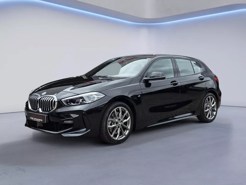 BMW 1-serie 120i M Sport /Apple Carplay/Stuur-Stoelverw./Camera/Parkeersens. Rondom/Elektr. Klep/DAB+/Grootlichtass./(MET GARANTIE*)