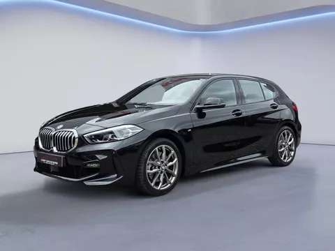 BMW 1-serie 120i M Sport /Apple Carplay/Stuur-Stoelverw./Camera/Parkeersens. Rondom/Elektr. Klep/DAB+/Grootlichtass./(MET GARANTIE*)