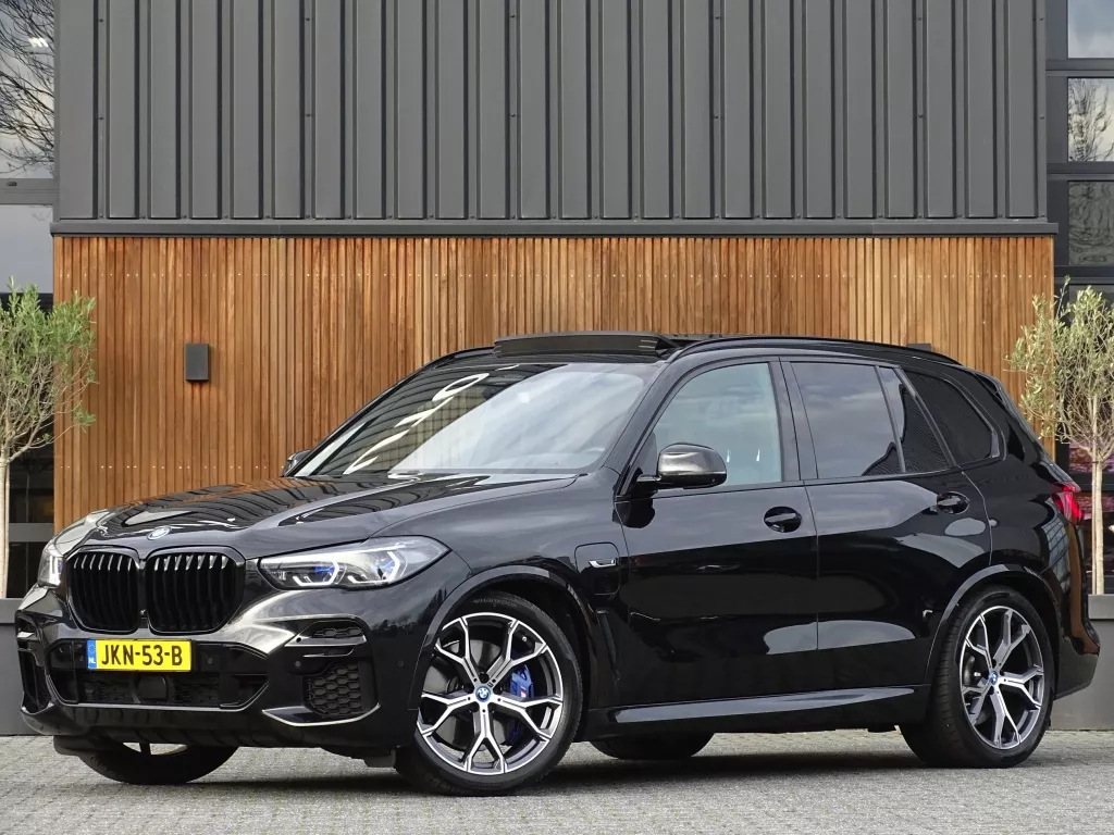 BMW X5 45e X-drive 394PK / M-Sport Pro / Individual / B &amp; W / 2022 / La