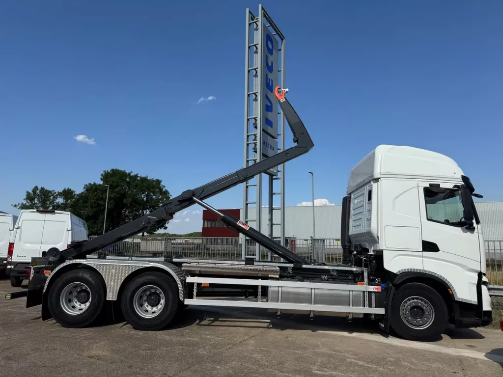 Iveco X-WAY 570 6x2 hooklift 30 ton Iveco X-WAY 570 6x2 hooklift 30 ton