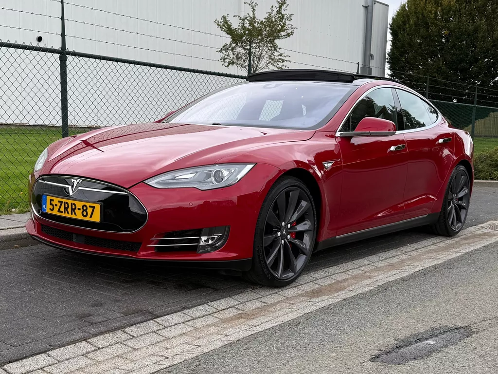 Tesla Model S P85D Performance free supercharging Soh 92.8% 700PK