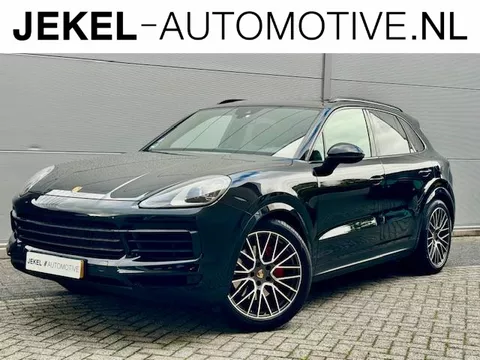 Porsche Cayenne 3.0 E-Hybrid Luchtvering, Panoramadak, 21&quot; LM velgen, Softclose, Sportchrono, enz