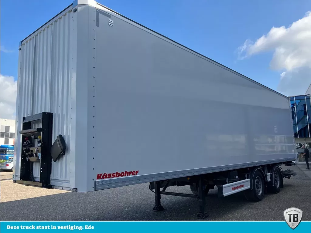 K&auml;ssbohrer SBT CS / 20-12 / 18 2-as City Box trailer met DHollandia onderschuifklep, ge&iuml;soleerd dak en Tridec besturing