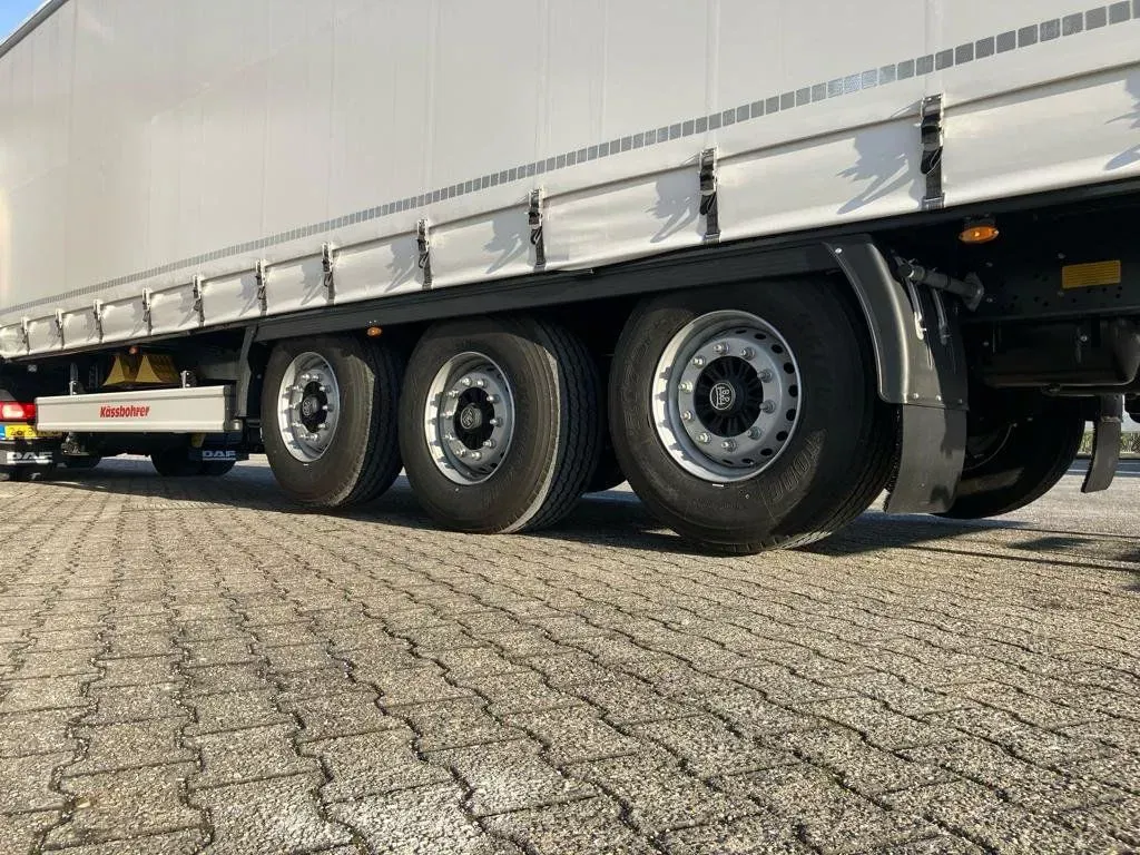 Kässbohrer SCS X / 90 - 12 / 27 Schuifzeilen met twee liftassen en hefdak 500mm Kässbohrer SCS X / 90 - 12 / 27 Schuifzeilen met twee liftassen en hefdak 500mm