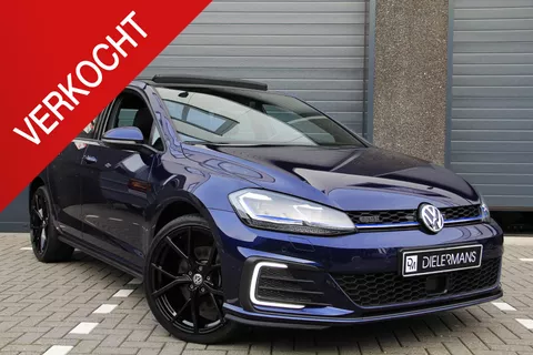 Volkswagen Golf 1.4 TSI PHEV GTE Pano | Digitaal Display | 19' Estoril | Volledig LED | Carplay | Elektrische trekhaak | Bom en Bomvol! Volkswagen Golf 1.4 TSI PHEV GTE Pano | Digitaal Display | 19' Estoril | Volledig LED | Carplay | Elektrische trekhaak | Bom en Bomvol!