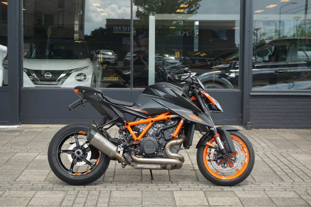 KTM 1290 SuperDuke R ABS | Tech &amp; Track Pack