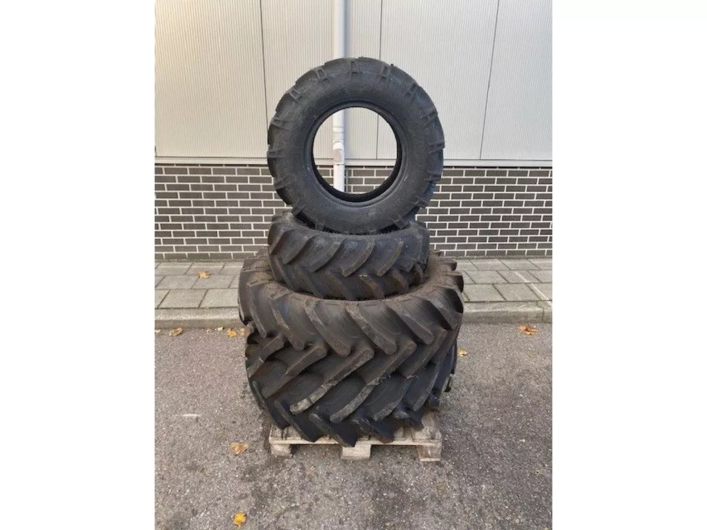 New Holland SET LANDBOUWBANDEN 280/70R16 &amp; 360/70R24