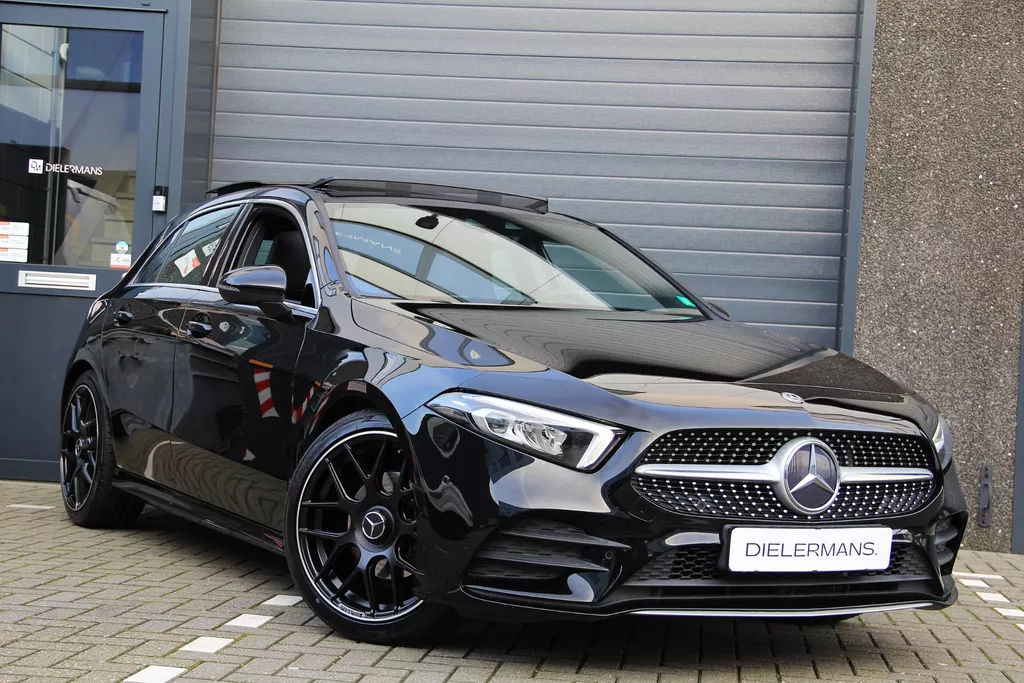 Mercedes-Benz A-klasse 180 Business Solution AMG Upgrade Panorama dak | Sfeerverlichting | Groot display! | Full black | 19&quot; AMG Velgen | Carplay | Bom en Bomvol! | Pano