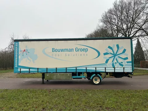Tracon UDEN Be oplegger 5.5 TON 1 kant schuifzeilen LAADKLEP 1500 KG