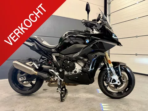 BMW S 1000 XR BMW S1000XR Triple Black | BTW motor | 2024 | 3900 km | Alle pakketten! | Meer foto's volgen BMW S 1000 XR BMW S1000XR Triple Black | BTW motor | 2024 | 3900 km | Alle pakketten! | Meer foto's volgen