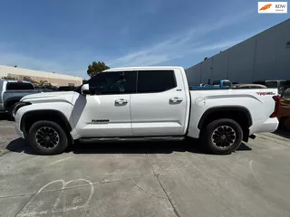 Toyota TUNDRA LIMITED CREWMAX 3.4 V6 LICHTE SCHADE!!!