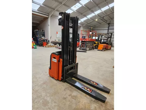 Komatsu L20, triplex mast