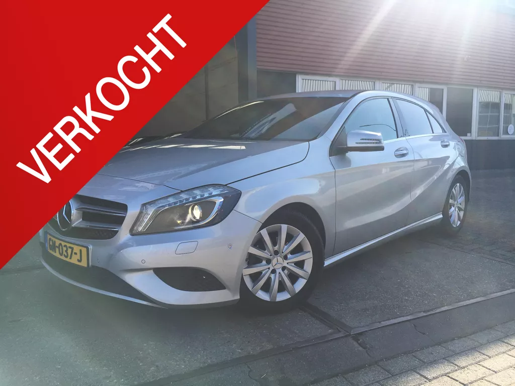 Mercedes-Benz A-klasse 180 Ambition 4U3 VERKOCHT | Airco | Bluetooth | Cruise controle | Camera achter | Sportstoelen | Zwarte dakbekleding | Privacy Glass | Parkeersensoren voor en achter | Bi-Xenon | Trekhaak | Rijklaar |