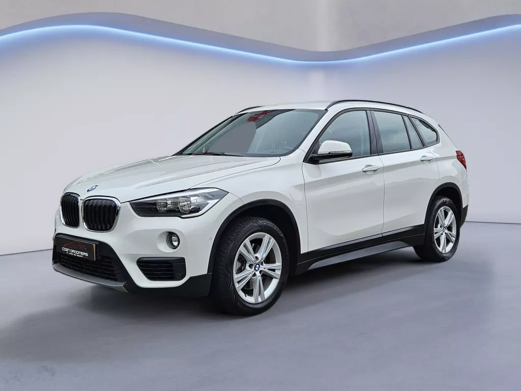 BMW X1 sDrive18i Executive /Apple Carplay/Climate Control/Cruise Control/ParkeerSensoren V+A/NAVI/17'' LMV/Trekhaak Afneembaar/(METGARANTIE*)