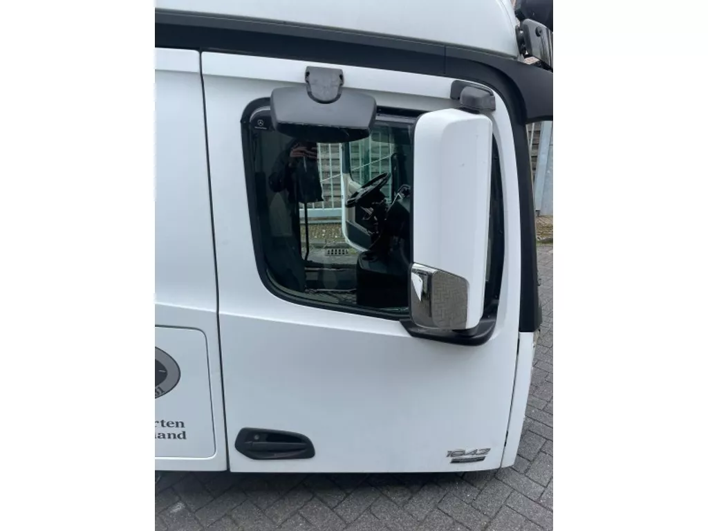 Mercedes-Benz A 9607202403 PORTIER RECHTS INCLUSIEF SPIEGELS