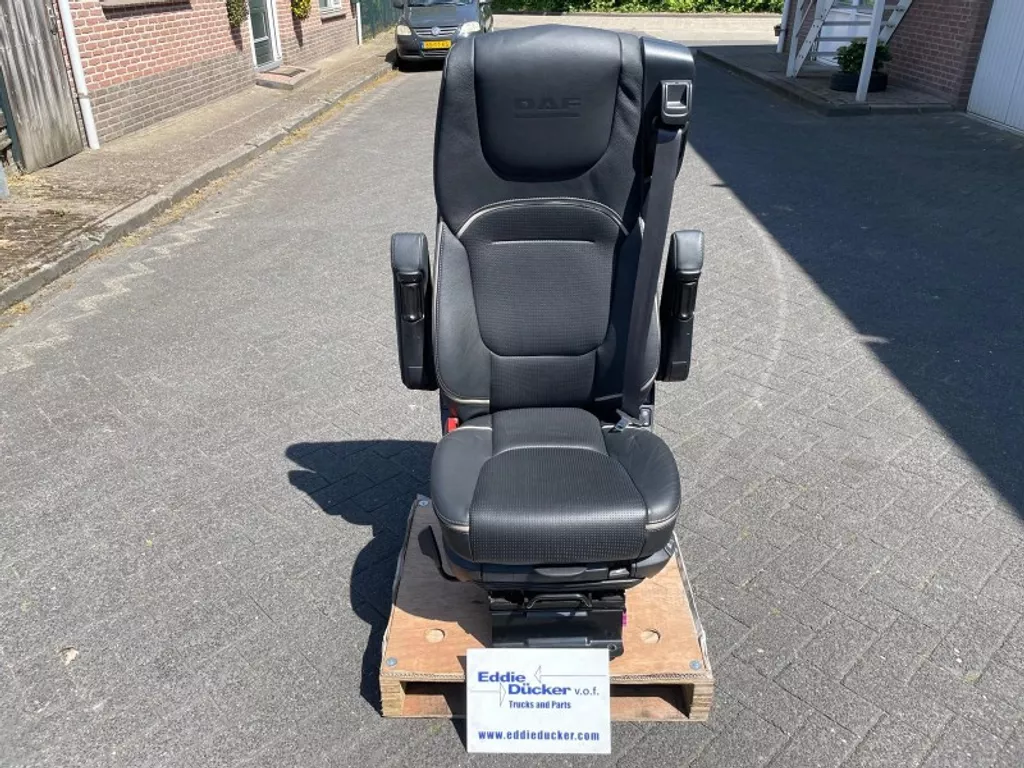 DAF 2296487 BESTUURDERSSTOEL MET DAF-LOGO