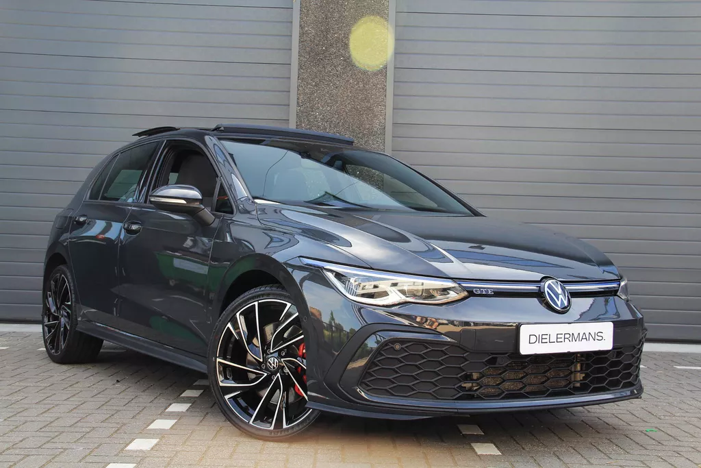 Volkswagen Golf 1.4 eHybrid GTE 2022 | Elektrische trekhaak | Panorama dak | IQ Lights | 19' Adelaides | Achteruitrijcamera | Vol!