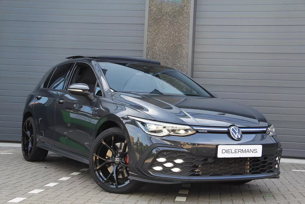 Volkswagen Golf 1.4 eHybrid GTE Pano | Bijenkorf verlichting + IQ lichten | 19' Estoril velgen | Bomvol | BTW Voertuig!