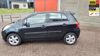 Toyota Yaris 1.3 VVTi Luna MMT automaat . prijs is incl nieuwe apk, afleverings beurt incl filters en bovag garantie