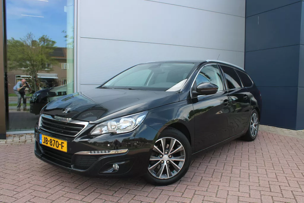 Peugeot 308 SW 1.2 PureTech 110pk Style TREKHAAK - PANORAMADAK - NAVIGATIE