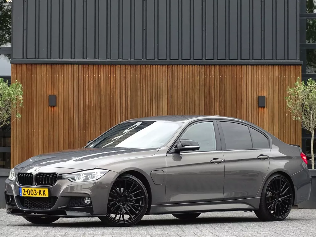 BMW 3 Serie 330e 293PK M Sport / M Individual / LED