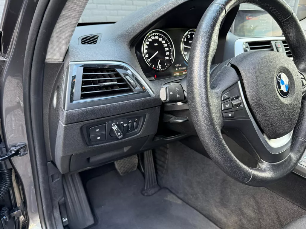 BMW 1-serie 118i Corporate Lease Executive NAVI | PDC | AIRCO | CRUISE | NWE APK BMW 1-serie 118i Corporate Lease Executive NAVI | PDC | AIRCO | CRUISE | NWE APK