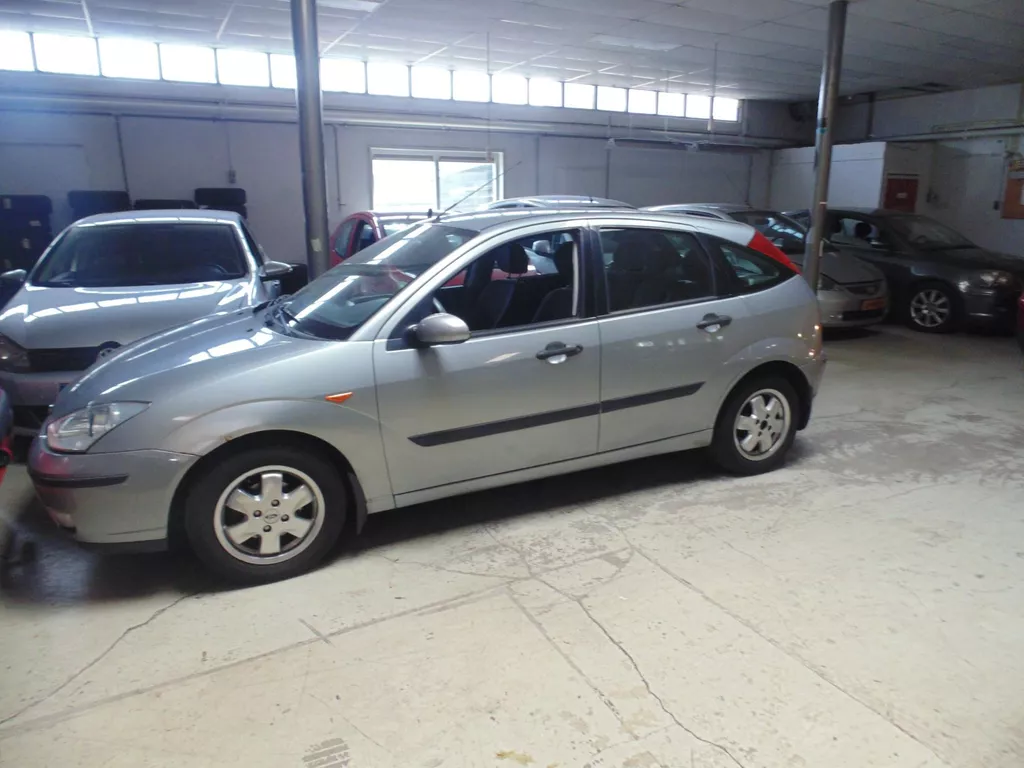 Ford Focus 1.6-16V Trend 5 DEURS MET AIRCO