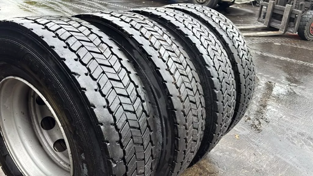 Diverse UNIROYAL DH40 315/80R22.5 SET
DOT 0325
