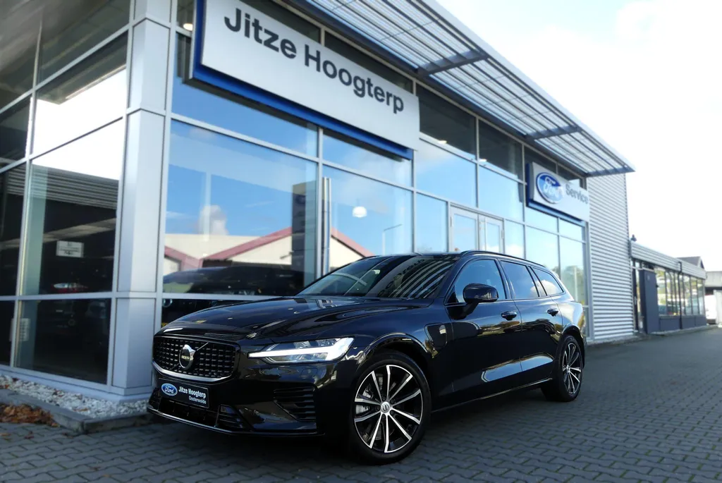 Volvo V60 2.0 T6 Plug-in hybrid AWD Plus Dark Long Range WINTER PACK, MEMORY 2X, CRUISE, CLIMA, NAVI, CAMERA, PDC V&amp;A, APPLE CARPLAY/ANDROID AUTO, KEYLESS, HARMAN/KARDON, ELEKT. ACHTERKLEP, ELEKT. STOELEN, VOORRUITVERWARMING, 49.923KM